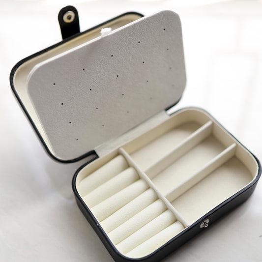 MadWell's Jewellery Organiser PU Leather Button Portable Storage Box Case with Dividers Container for Rings, Earrings, Necklace Home Organizer
